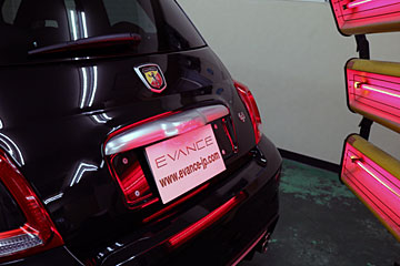 ABARTH 695:KXR[eBOς݂ԊOɂČ㕔M