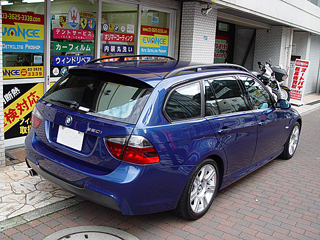 BMW 320 TouringɃNA^ƓfMtB{H