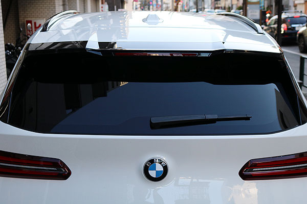 BMW X3に断熱カーフィルム、クアンタム19を貼付後のリヤガラス