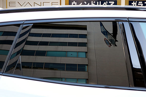 サンプロテクション・ガラスには断熱カーフィルム、クアンタム19を貼付済み