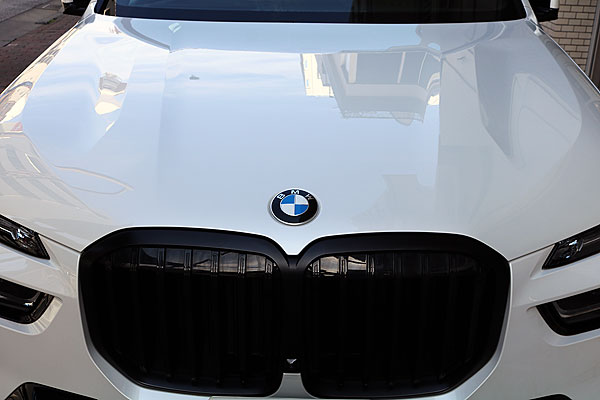 ガラスコーティング済みBMW X7のフードの画像-2