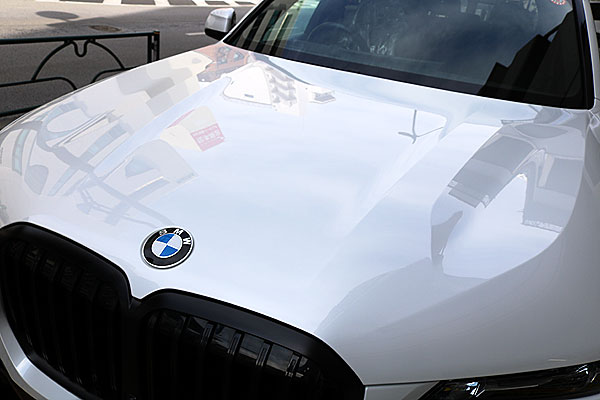 ガラスコーティング済みBMW X7のフードの画像