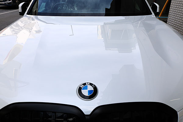 ガラスコーティング済みBMW X7のフード正面からの画像