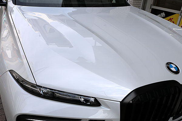 ガラスコーティング済みBMW X7のフード右側面からの画像