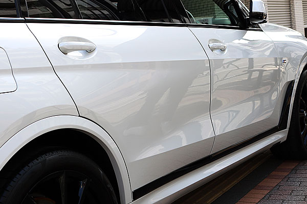 ガラスコーティング済みBMW X7右後から側面拡大画像