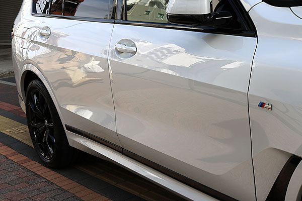 ガラスコーティング済みBMW X7右前から側面拡大画像