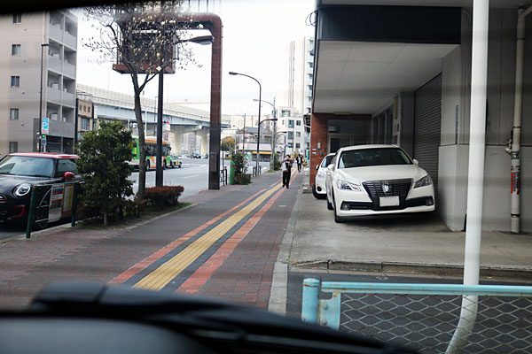 クラブドアガラス左側にカーフィルムNano Ceramic5%スーパーブラック施工済み内側からの画像