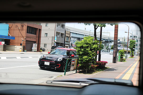 MINI クラブマンのリヤガラスにクアンタム14施工後、車内から見た時の画像