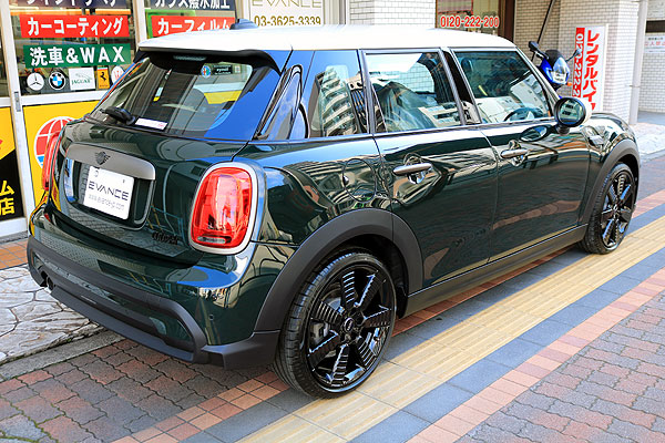 MINI Cooper 5ドアにガラスコーティング施工済み右後からの画像