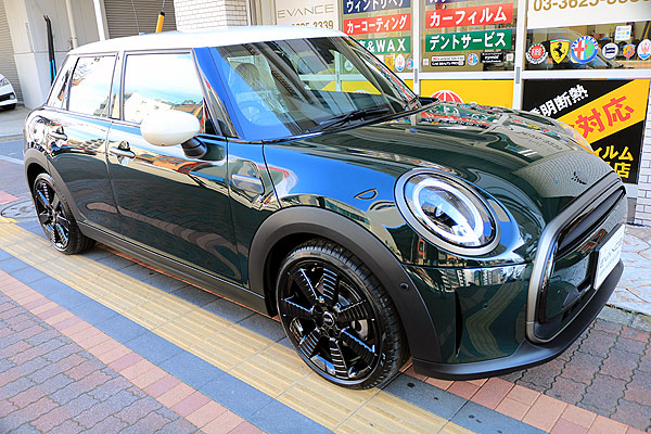 MINI Cooper 5ドアにガラスコーティング施工済み右前からの画像