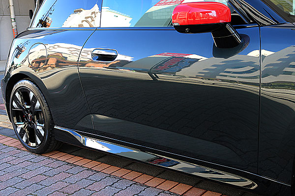 ガラスコーティング済みMINI JCWの側面