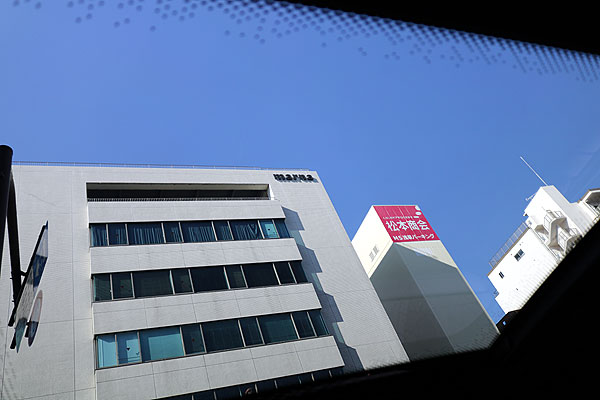 パノラマ・ガラス・サンルーフに断熱フィルムナノセラミック35貼付後車内からの視認性