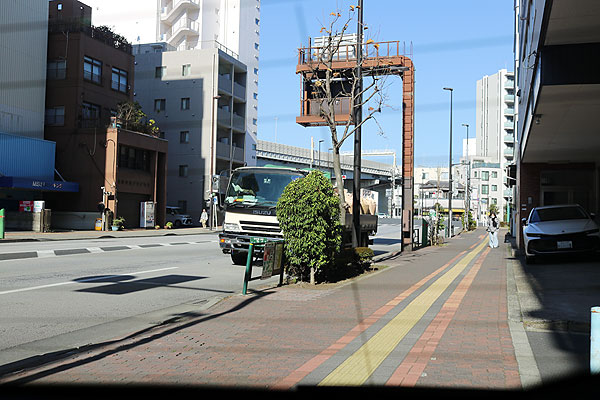 プライバシーリヤガラスに断熱フィルムクアンタム52貼付後車内からの視認性