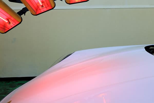 ガラスコーティング済みポルシェ 911 カレラ GTSのフード加熱処理中画像