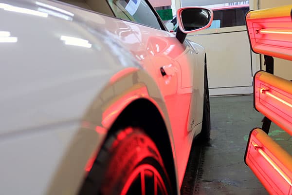 ガラスコーティング済みポルシェ 911 カレラ GTS側面加熱処理中画像
