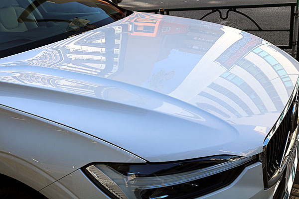 ガラスコーティング済みVOLVO XC60のフード部分右側面からの画像