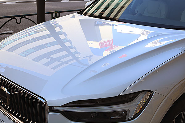 ガラスコーティング済みVOLVO XC60のフード部分左側面からの画像