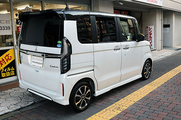 ガラスコーティングとカーフィルム施工済みHONDA N-BOX右後方からの画像