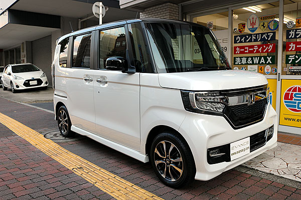 ガラスコーティングされたHONDA N-BOXの側面2