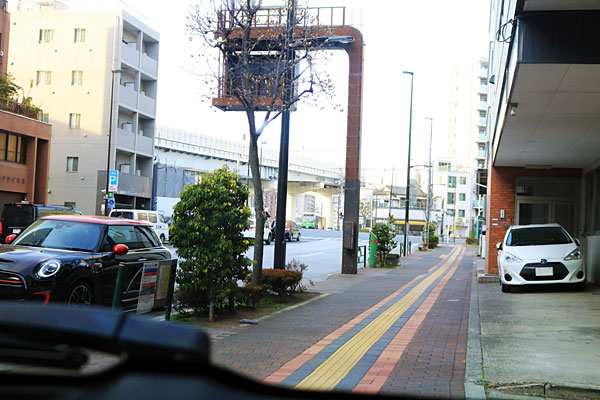 後方から見たクアンタム14施工後の濃色リヤガラス、車内からの視認性