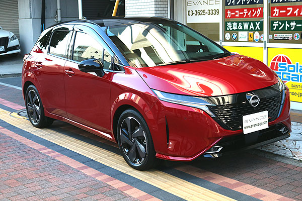 ガラスコーティング後の、日産 NOTE AURAの右側