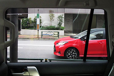 クアンタム19をプラドのプライバシーガラスに貼付し車内からの画像